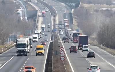 Jelentős a torlódás az M1-es autópályán Győrnél, mindkét irányba