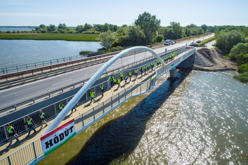 Gyalogosok lepték el a Tiszafüred-Poroszló között épülő kerékpárútszakasz hídjait