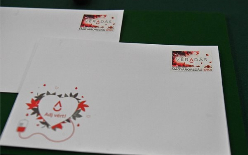 Az önkéntes véradás fontosságára hívja fel a figyelmet a Magyar Posta új bélyege