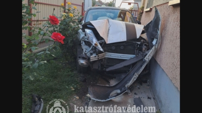 Lakóház udvarába csapódott egy autó Karcagon