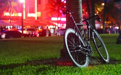 Rendőrök oszlatták fel a randalírozó tömeget Miami Beachben