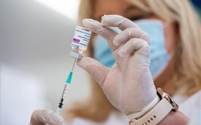 Felfüggesztették az AstraZeneca-vakcina használatát Franciaországban