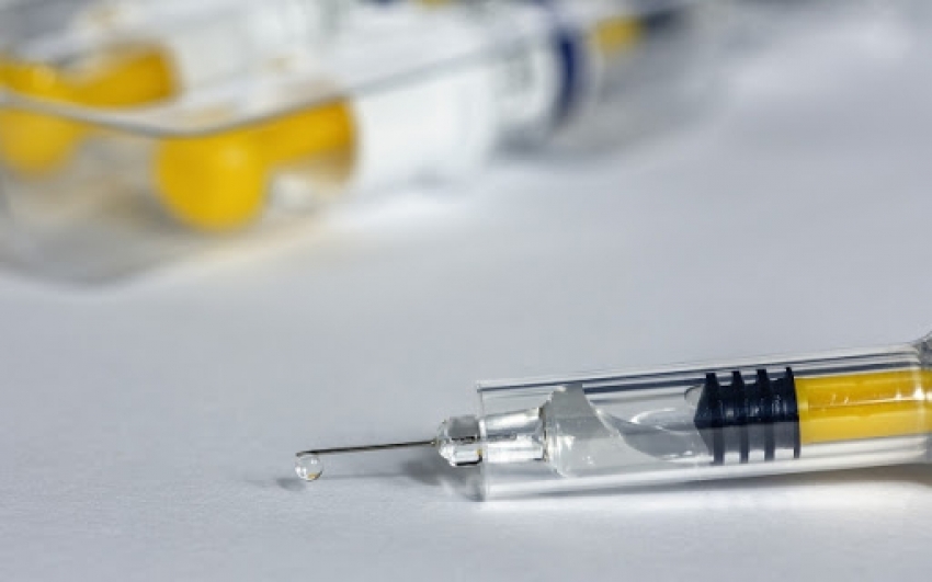 Engedélyeztek a világon először két koronavírus-variáns ellen hatásos vakcinát