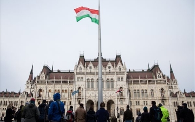 Felvonták a nemzeti lobogót az Országház előtt