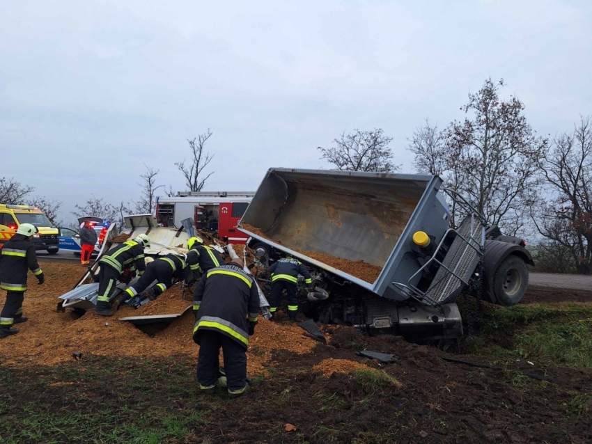 Árokba csapódott egy kamion Jászapátinál