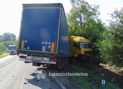Kamion és személyautó ütközött Rákócziújfalunál