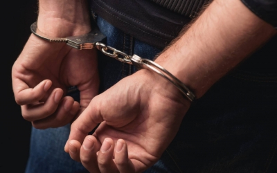 Elfogtak három budapesti férfit, aki rendőrnek adta ki magát, úgy rabolt pénzt és drogot
