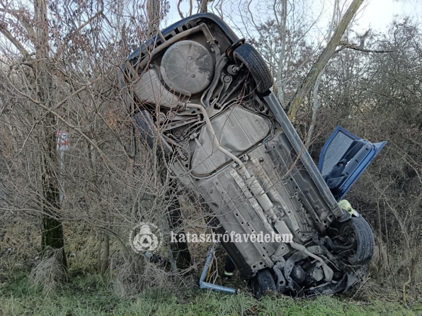 Felborult egy autó Tiszaszentimrénél