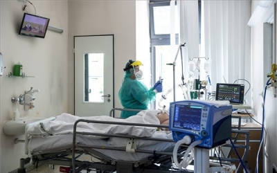 Franciaországban emelkednek a kórházi mutatók, a kormány kivár az újabb korlátozásokkal